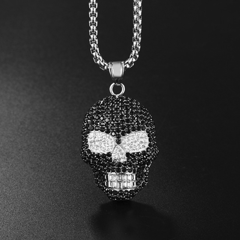 Colar de diamante preto com pingente de cabeças de crânio