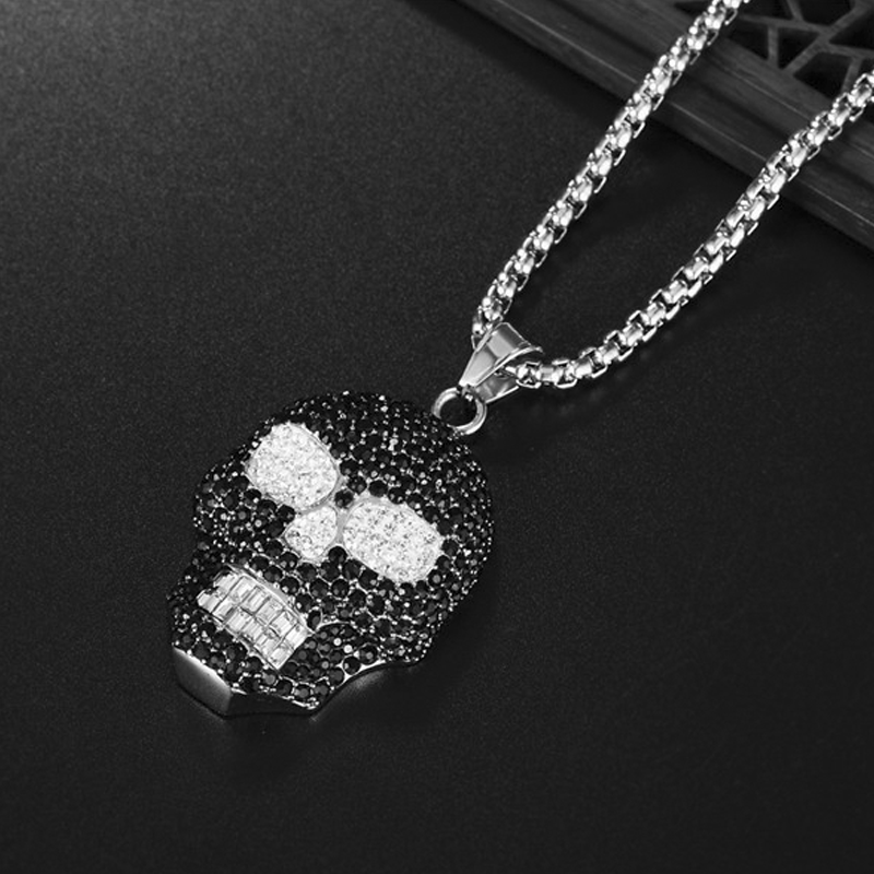 Colar de diamante preto com pingente de cabeças de crânio