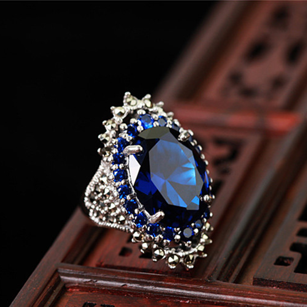 925 Sterling Silver Vintage Retro Ring with Oval Red/Blue Cubic Garnet