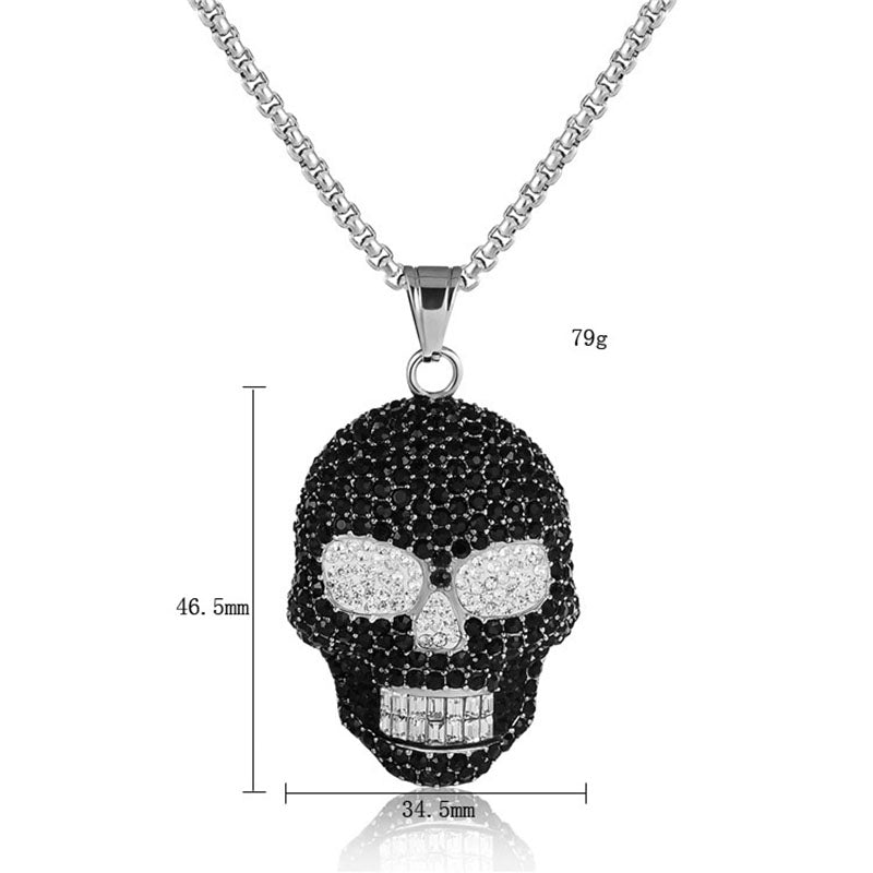 Colar de diamante preto com pingente de cabeças de crânio